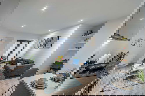 Photo 3 - Modern 1 bed Apartment in Central Solihull