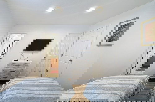 Foto 7 - Amazing Townhouse Close To Disney 2 Bed 2.5 Bath 2 Bedroom Townhouse by RedAwning