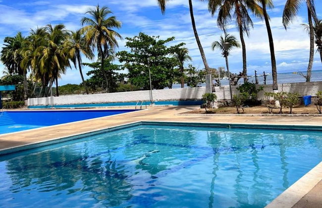 Seafrontapartment-sleeps4-pool-parking-garden - Foto 7