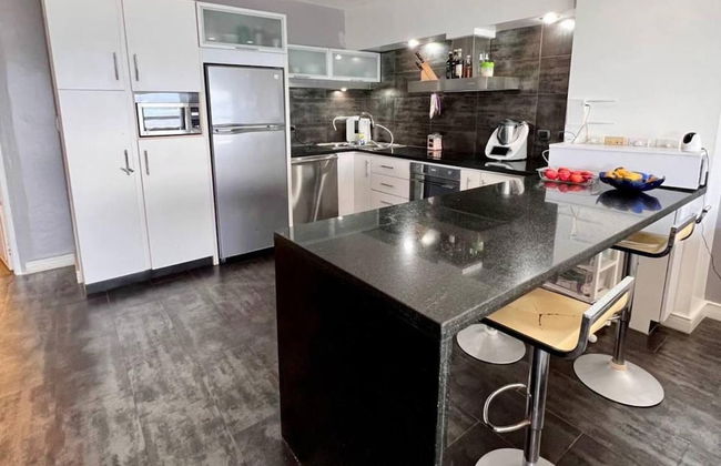 Seafrontapartment-sleeps4-pool-parking-garden - Foto 3