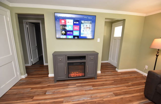 20 min Walk to ND 3 Bedroom 2 Bath Home 54475 - Photo 3