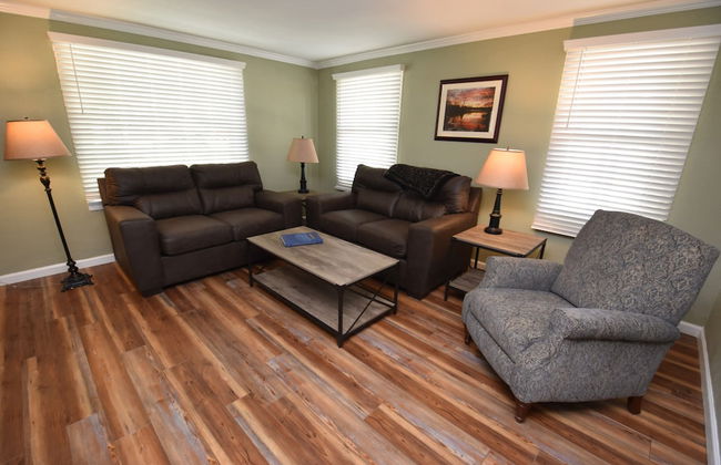 20 min Walk to ND 3 Bedroom 2 Bath Home 54475 - Photo 2