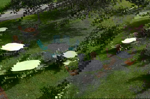 Foto 25 - Spacious Holiday Home With Garden