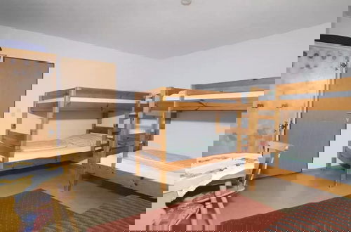 Foto 6 - Spacious Holiday Home With Garden