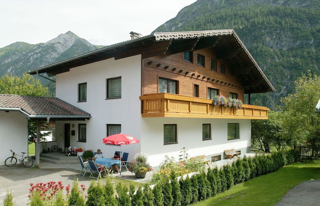 Holiday Home in Holzgau Near Snowworld Ski Area - Foto 1