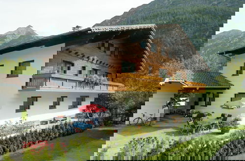 Foto 1 - Spacious Holiday Home With Garden