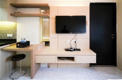 Foto 2 - Compact And Comfy Studio At Puri Mas Apartment