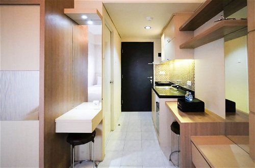 Foto 5 - Compact And Comfy Studio At Puri Mas Apartment