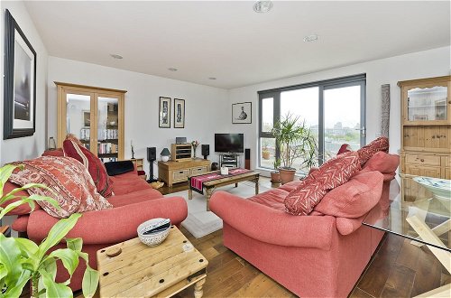 Photo 1 - Superb Apartment With Terrace Near the River in Putney by Underthedoormat
