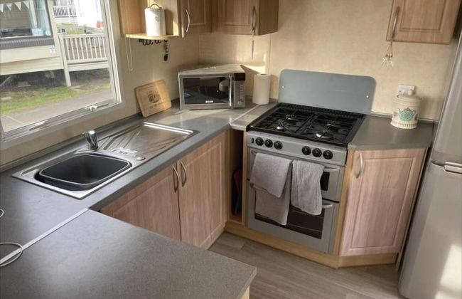 Pets Stay Free 2 Bedroom Caravan at Heacham Beach - Photo 4