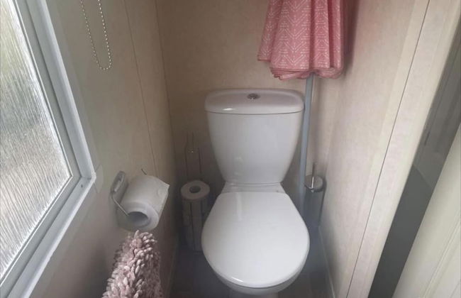 Pets Stay Free 2 Bedroom Caravan at Heacham Beach - Photo 7