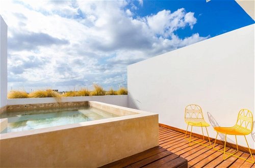 Photo 13 - 3BR Modern Penthouse Own Rooftop Pool Min to Beach
