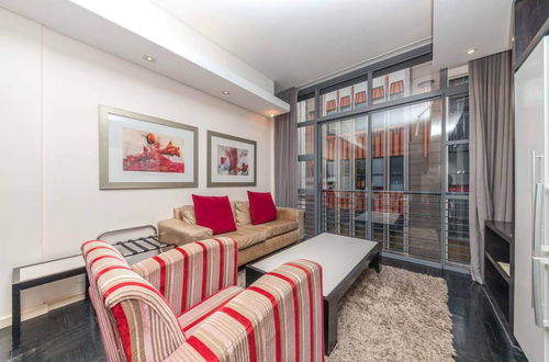 Photo 19 - Warm and Modern 1BD APT in CBD