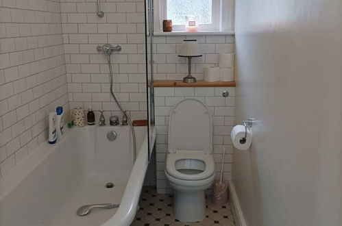 Photo 15 - Elegant and Quirky 2BD Flat - Kensal Rise