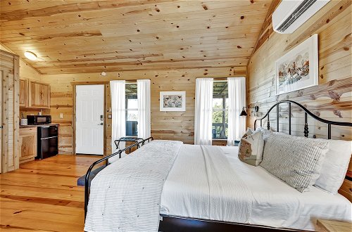 Foto 5 - Rocky Ridge Cedar Cabin With Hot Tub & Amazing Views