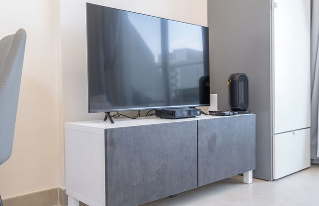 Cozy Studio Budget Friendly - Photo 27