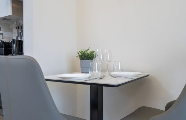 Cozy Studio Budget Friendly - Photo 24