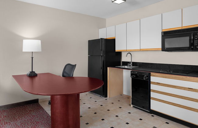 Larkspur Landing Extended Stay Suites Hillsboro - Photo 11