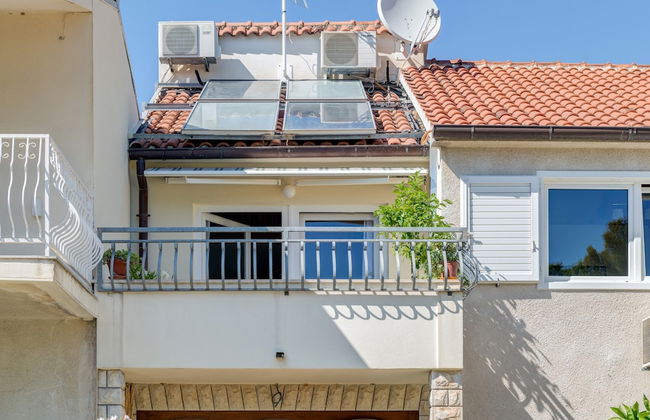 Beachfront Apartment With Balcony and Parking - Photo 32