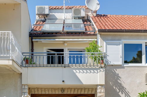 Photo 35 - Beachfront Apartment With Balcony and Parking