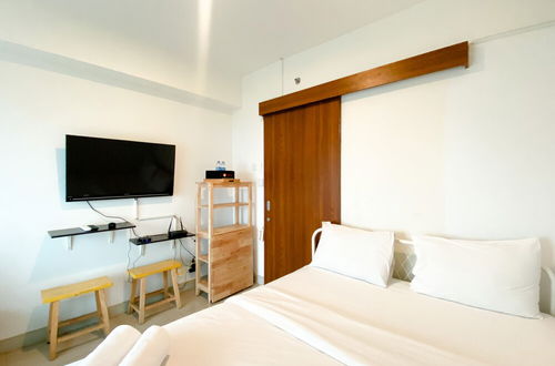 Foto 1 - Modern And Homey Studio At Grand Kamala Lagoon Apartment