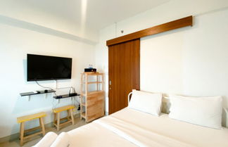 Foto 1 - Modern And Homey Studio At Grand Kamala Lagoon Apartment