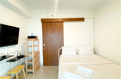 Foto 3 - Modern And Homey Studio At Grand Kamala Lagoon Apartment