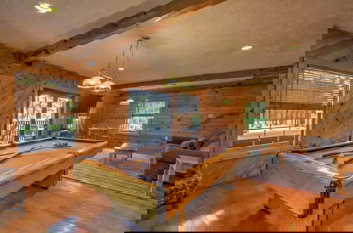 Foto 21 - Er104 - R Tribe's Treehouse - Great Location - Close To Town! 5 Bedroom Cabin by RedAwning