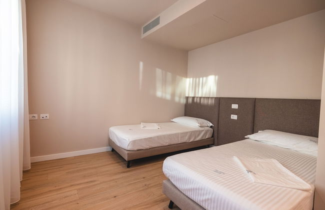AZAR LUXURY SUITES - Photo 31