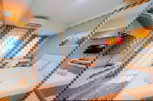 Foto 4 - Homey And Relaxing Studio Grand Dhika City Apartment