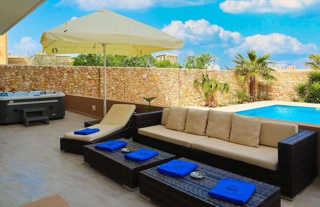 Comfortable Home With hot tub and Communal Pool - Photo 38
