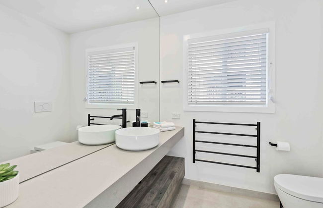Albatross Beachfront 3 Bedroom Apartment - Photo 27