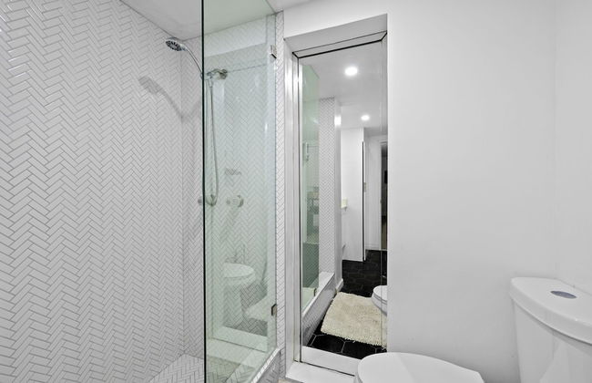 Enjoy a Cozy Stay in Miami House - Photo 34