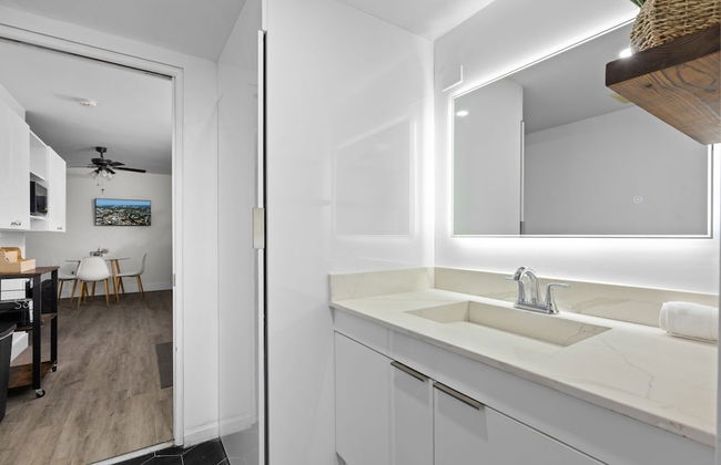 Enjoy a Cozy Stay in Miami House - Photo 35