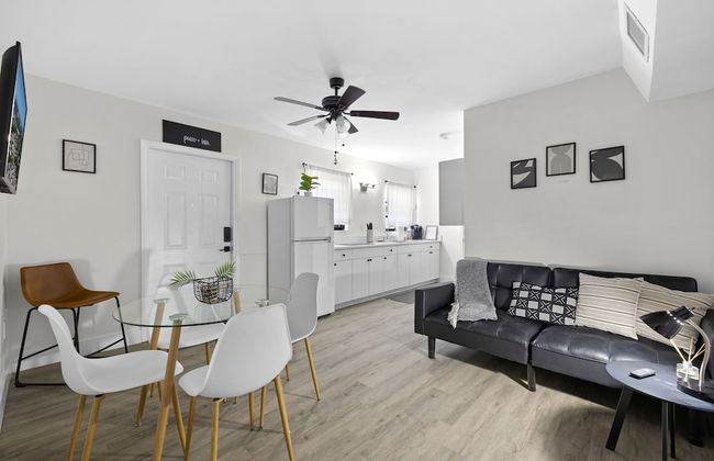 Enjoy a Cozy Stay in Miami House - Photo 29