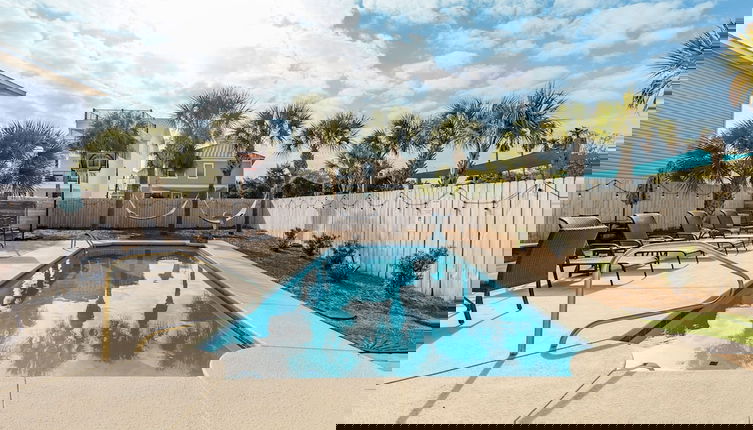 Foto 1 - Destin Dolphin by Avantstay 2 Mins Walk To Beach w Pool Large Outdoor Entertaining Area