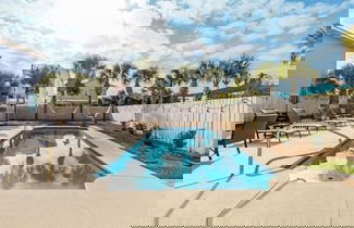 Foto 1 - Destin Dolphin by Avantstay 2 Mins Walk To Beach w Pool Large Outdoor Entertaining Area