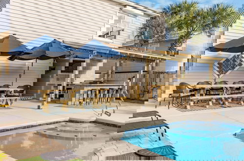 Foto 34 - Destin Dolphin by Avantstay 2 Mins Walk To Beach w Pool Large Outdoor Entertaining Area