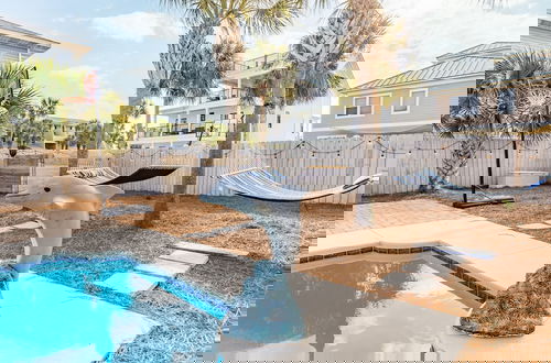 Foto 38 - Destin Dolphin by Avantstay 2 Mins Walk To Beach w Pool Large Outdoor Entertaining Area
