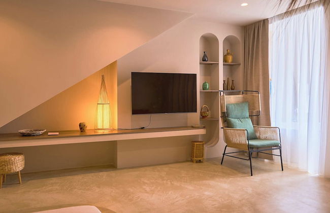 AZAR LUXURY SUITES - Photo 16