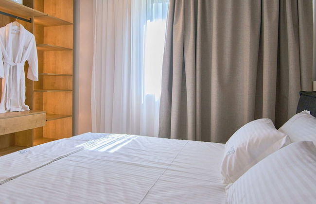 AZAR LUXURY SUITES - Photo 14