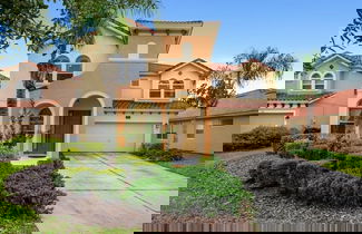 Foto 1 - Spacious And Relaxing Home With South Facing Pool 6 Bedroom Home by RedAwning