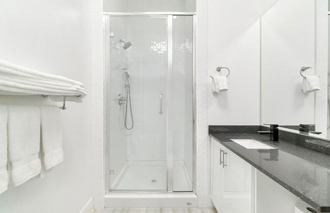 Charming 1BR Lakeside - Foto 27