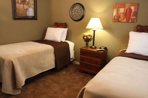 Photo 3 - Eagle's Den Suites Cotulla a Travelodge by Wyndham