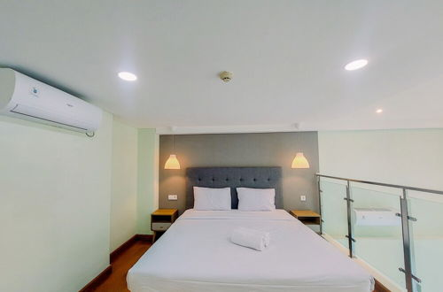 Foto 4 - Big Studio Loft At The Reiz Suites Medan Apartment