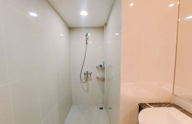 Big Studio Loft Apartment at The Reiz Condominium Medan By Travelio - Foto 15
