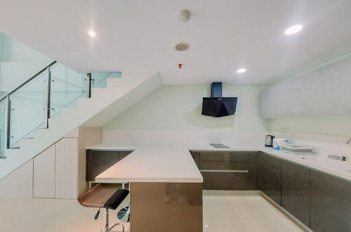 Foto 8 - Big Studio Loft At The Reiz Suites Medan Apartment