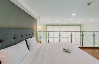 Foto 2 - Big Studio Loft At The Reiz Suites Medan Apartment