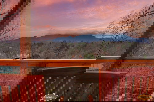 Foto 58 - Tranquil Mountain Getaway By Ghosal Luxury Lodging