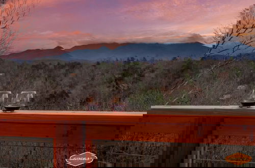 Foto 59 - Tranquil Mountain Getaway By Ghosal Luxury Lodging